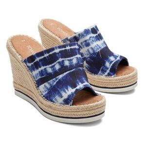 TOMS MONICA WEDGES NAVY WHITE TIE DYE SZ 7.5